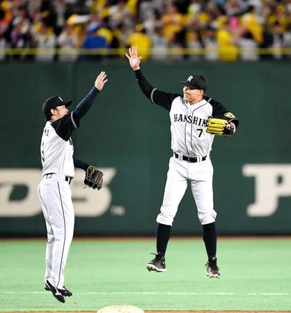 　高山（左）とハイタッチをして勝利を喜ぶ糸井（撮影・園田高夫）