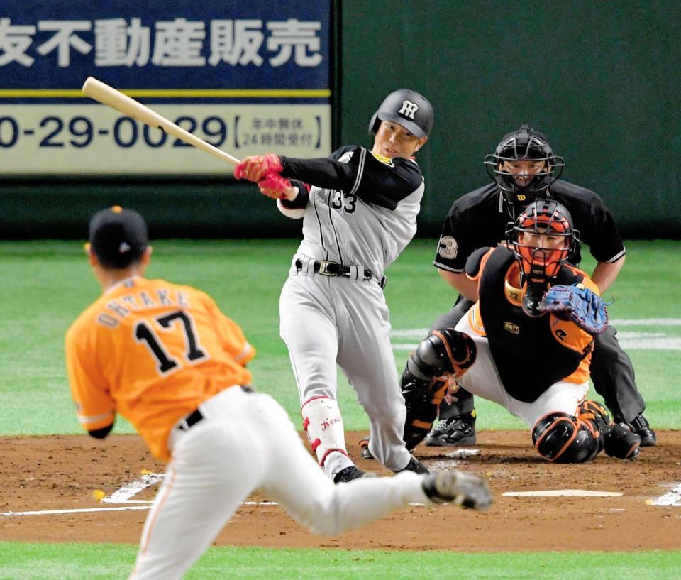 ２回、左前に同点適時打を放つ糸原（撮影・出月俊成）