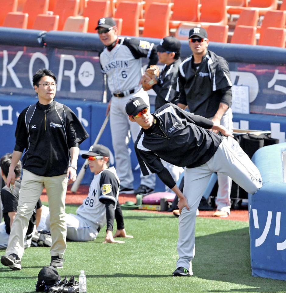 練習前にストレッチをする藤浪　