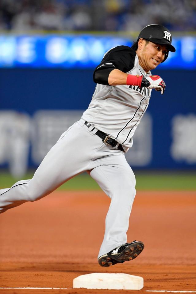 　４回、阪神・鳥谷の二塁打で、一塁から本塁まで激走する中谷