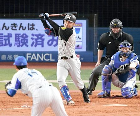 　８回、右越えソロを放つ鳥谷（投手・井納）