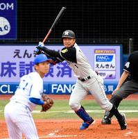 ２回阪神無死二塁、適時二塁打を放つ阪神・鳥谷敬＝横浜スタジアム（撮影・棚橋慶太）