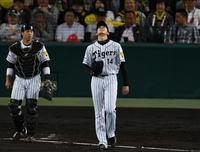 ７回、中日・平田良介に同点適時打を許し上を見上げる阪神・能見篤史＝甲子園（撮影・田中太一）