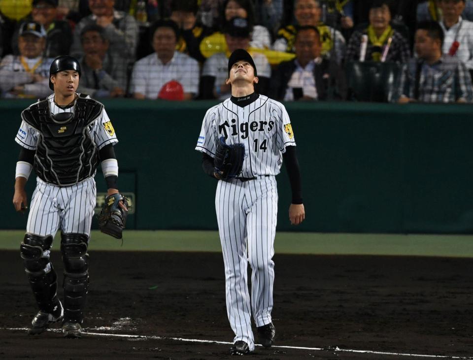 ７回、中日・平田良介に同点適時打を許し上を見上げる阪神・能見篤史＝甲子園（撮影・田中太一）