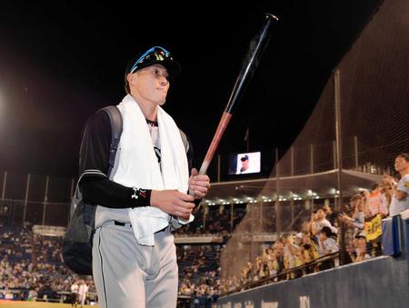 　球場から引き揚げる糸井