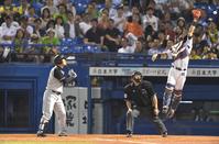 ７回阪神、２死二、三塁、敬遠のボールが大きく逸れ勝ち越しとなる＝神宮（撮影・飯室逸平）