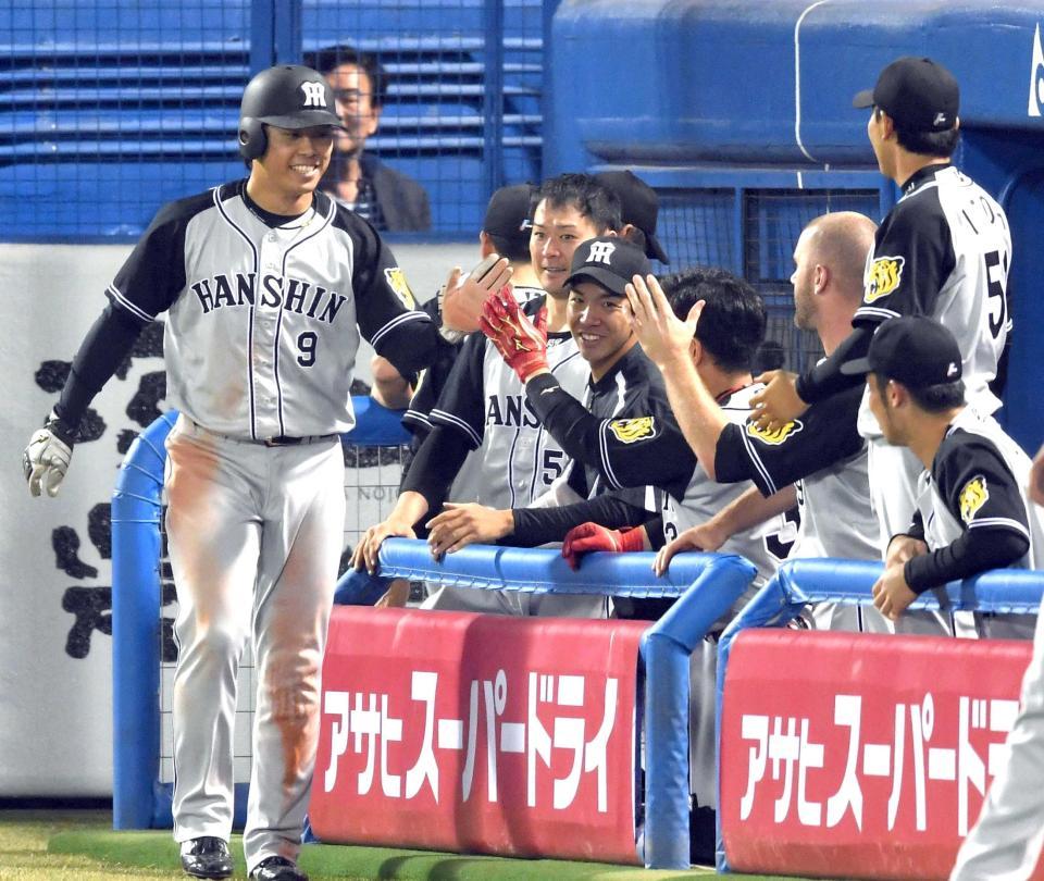 　７回、勝ち越しで生還した高山（左）を迎える小野（中央）ら阪神ナイン（撮影・飯室逸平）