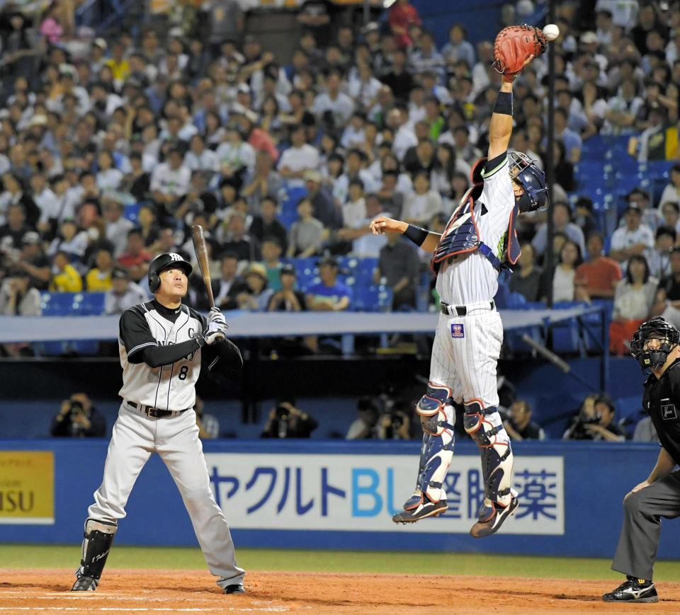 　７回、ルーキが福留に投じた敬遠球が大きく逸れ、阪神が勝ち越す（撮影・高部洋祐）