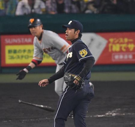 ８回巨人、１死二塁、巨人・亀井義行に先制適時打を打たれる阪神・桑原謙太朗＝甲子園（撮影・飯室逸平）