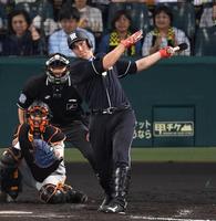 ３回、適時二塁打を放つ阪神・キャンベル＝甲子園（撮影・飯室逸平）