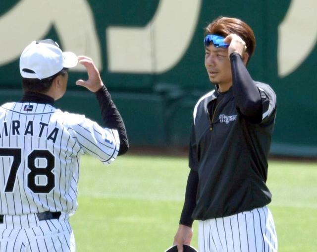 鳥谷がフェースガード外す ノック受け、走塁練習、フリー打撃も