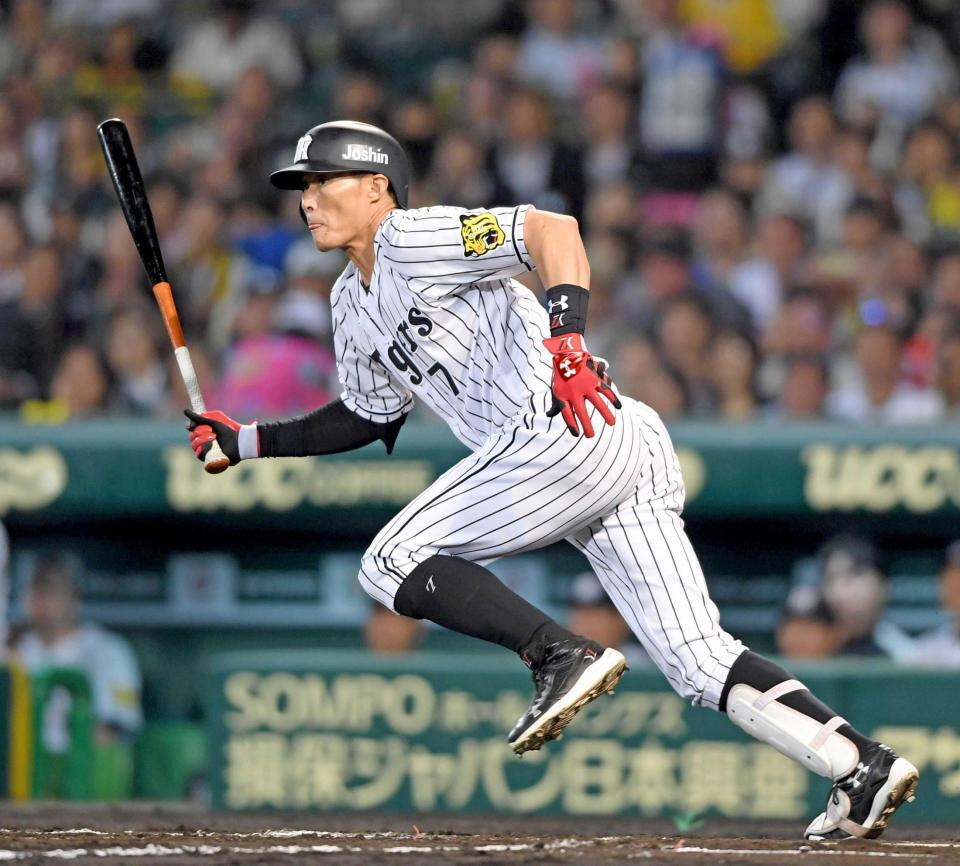 　７回、チーム初安打となる内野安打を放つ糸井（撮影・飯室逸平）