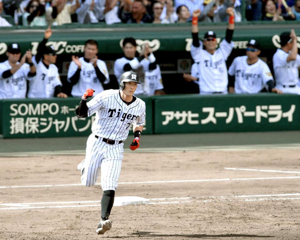 　３回、先制の３ランを放った糸井はガッツポーズをしながら二塁へ走る（撮影・田中太一）