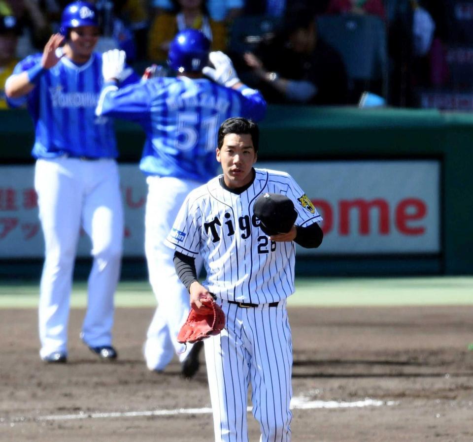 　３回、戸柱に３ランを浴び、うなだれる小野