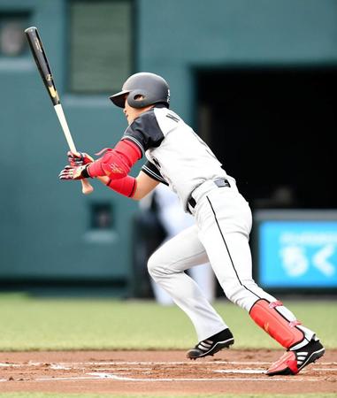 ２回表阪神無死、西岡剛は二塁ゴロに倒れる＝タマスタ筑後（撮影・佐藤厚）