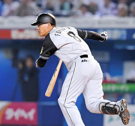 ５回、勝ち越しタイムリーを放つ福留（撮影・高部洋祐）