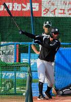 フェイスガードをつけて試合前の打撃練習をする阪神・鳥谷