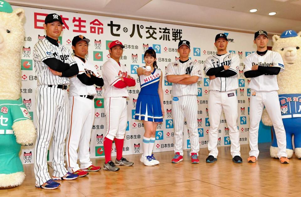 　交流戦の応援大使を務めるモーニング娘。’１７の牧野真莉愛（中央）を挟んで意気込みを見せる（左から）阪神・原口、巨人・田口、広島・田中、ロッテ・鈴木、西武・浅村、オリックス・伊藤（撮影・出月俊成）