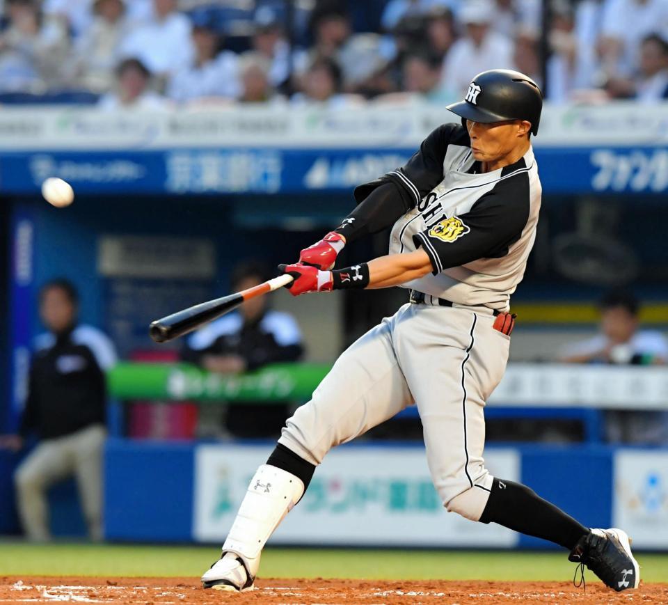 １回、右越えに先制の２ランを放つ阪神・糸井