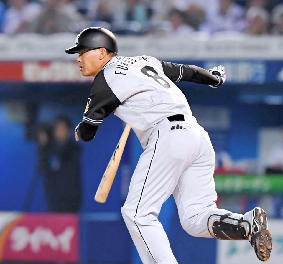 ５回、勝ち越しタイムリーを放つ福留（撮影・高部洋祐）