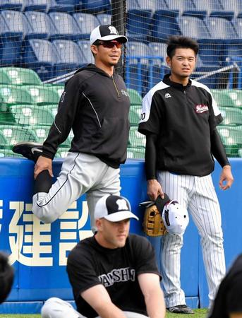試合前、元阪神のロッテ・柴田（右）と話す鳥谷