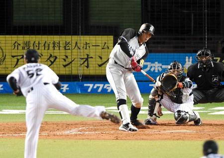 　９回、適時左前打を放つ糸井（投手・益田）