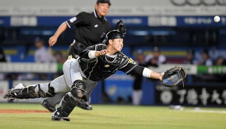 　３回、吉田の打球に飛びつく梅野