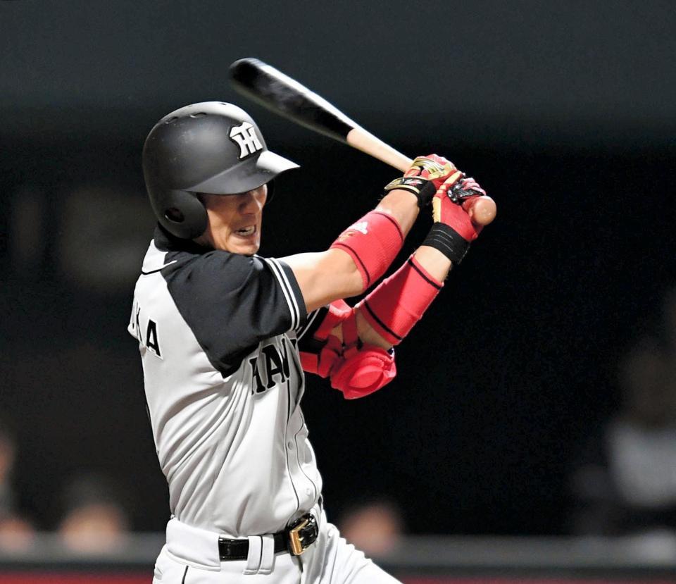 ６回、中前打を放つ西岡（撮影・佐藤厚