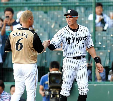 　試合前、日本ハム・中田翔（左）とグータッチを交わす阪神・糸井嘉男