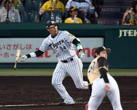 　４回、左越えへ先制ソロを放つ阪神・原口