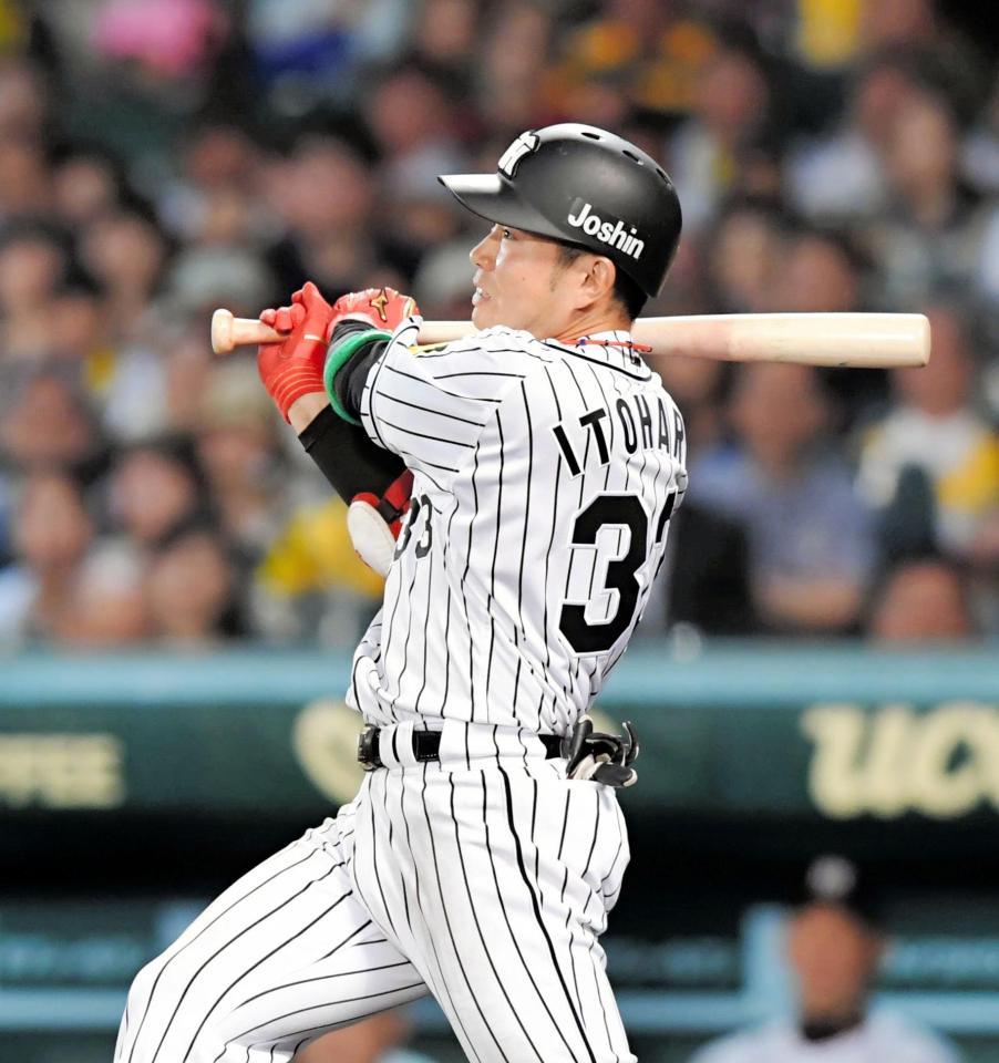 　５回、右中間に適時二塁打を放つ阪神・糸原