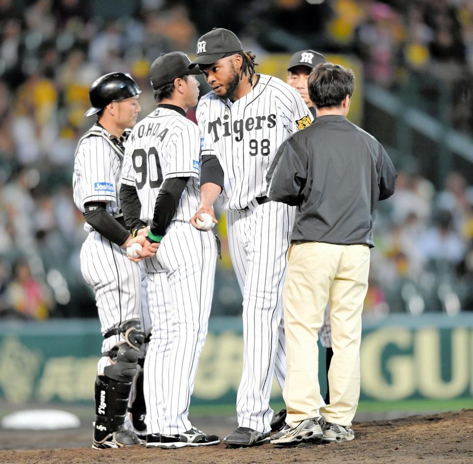 ９回、逆転を許し、マウンドを降りる阪神・ドリス（中央）＝甲子園（撮影・北村雅宏）