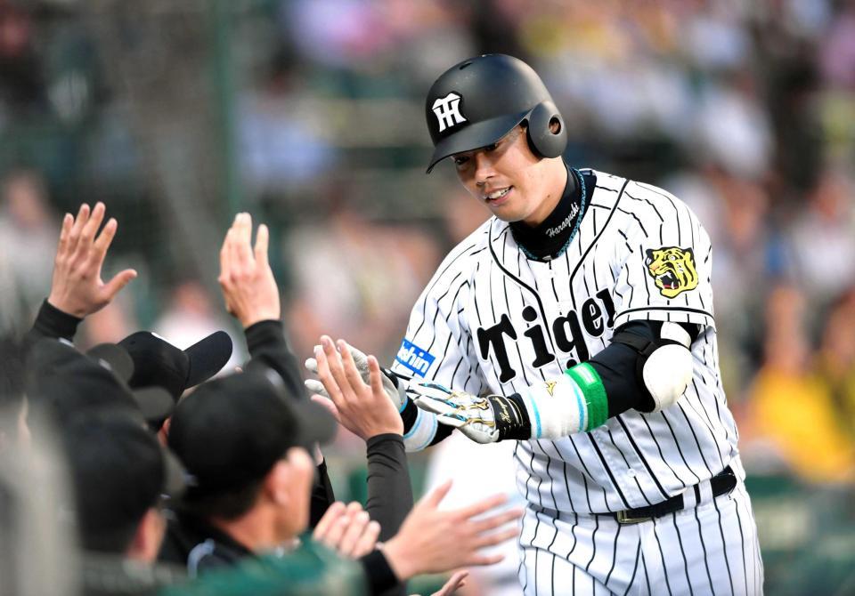 　４回、先制ソロを放ちナインとタッチを交わす原口（右）＝撮影・北村雅宏