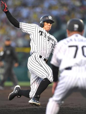 　３回、バッテリーミスの間に三塁を奪う糸井（撮影・飯室逸平）