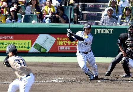 ３回阪神１死一、二塁、中前へ先制適時打を放つ阪神・高山俊。投手・日本ハム・村田透＝甲子園（撮影・田中太一）