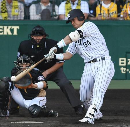 ９回、中前へ同点適時打を放つ阪神・原口文仁＝甲子園（撮影・田中太一）