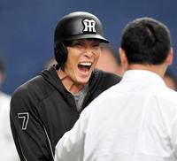 試合前、松中信彦氏（右）と談笑する阪神・糸井嘉男＝京セラドーム（撮影・高部洋祐）