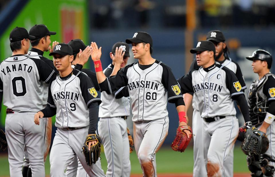 オリックスに勝利し、ナインとタッチを交わす阪神・中谷将大（中央）＝京セラドーム（撮影・高部洋祐）