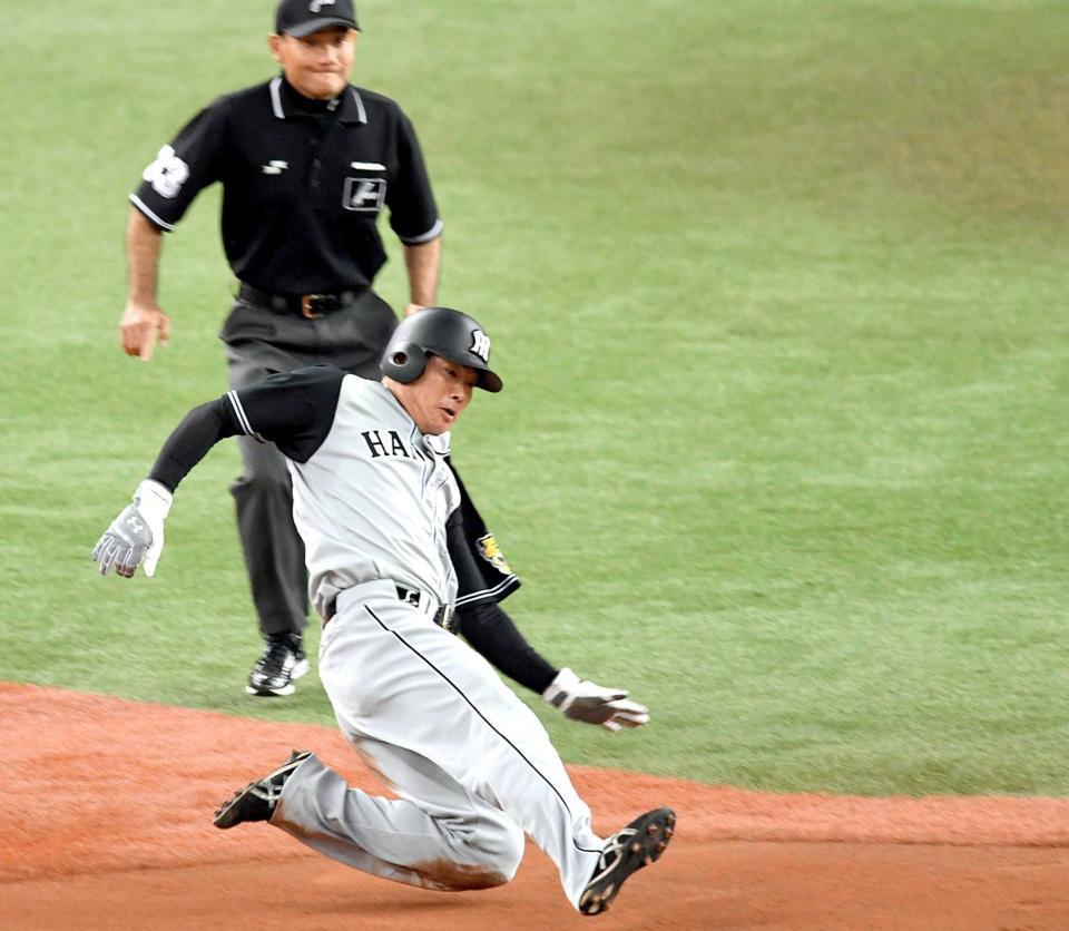 　６回、二盗を決める福留（撮影・田中太一）