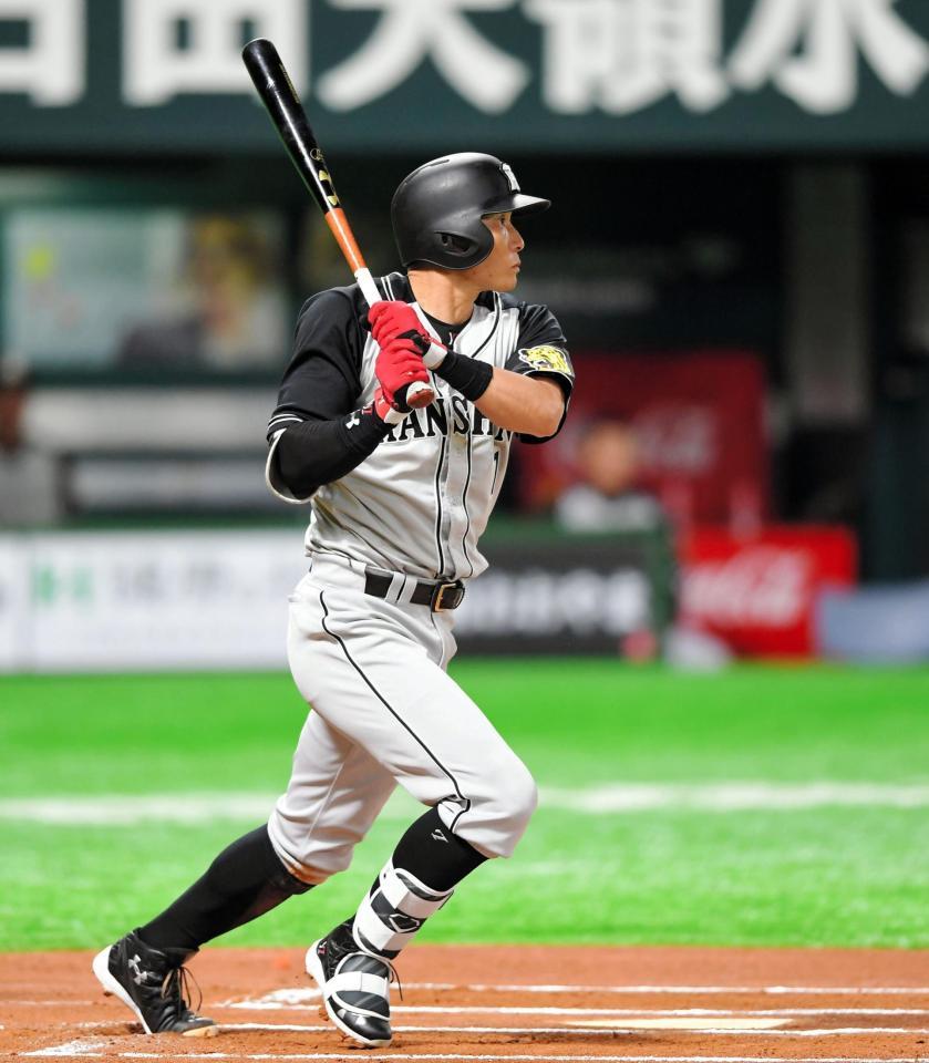 ６回、中前打を放つ阪神・糸井嘉男＝ヤフオクドーム（撮影・北村雅宏）