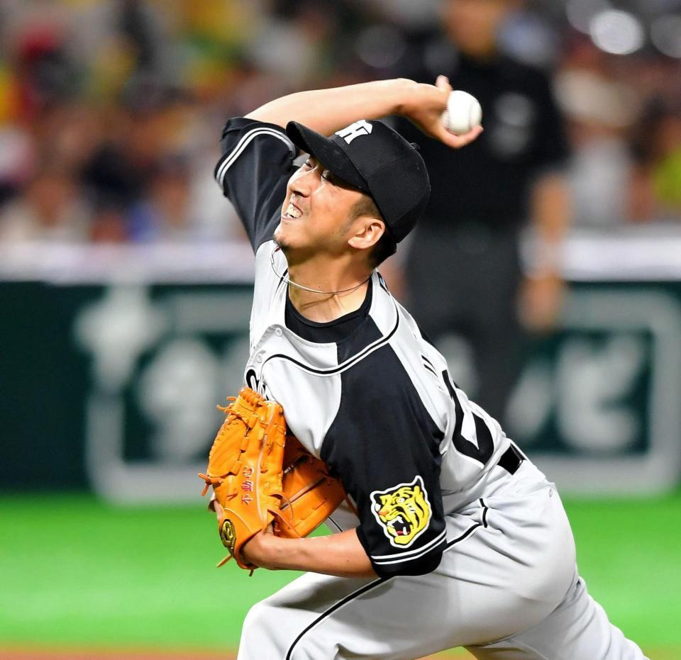 ８回から登板する阪神・藤川＝ヤフオクドーム（撮影・北村雅宏）