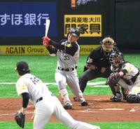 ２回阪神、無死満塁、先制２点タイムリー二塁打を放つ阪神・糸原健人＝ヤフオクドーム（撮影・飯室逸平）