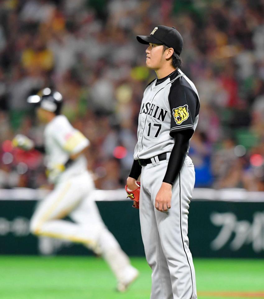 　３回、柳田（左）に２ランを浴びた岩貞（撮影・高部洋祐）