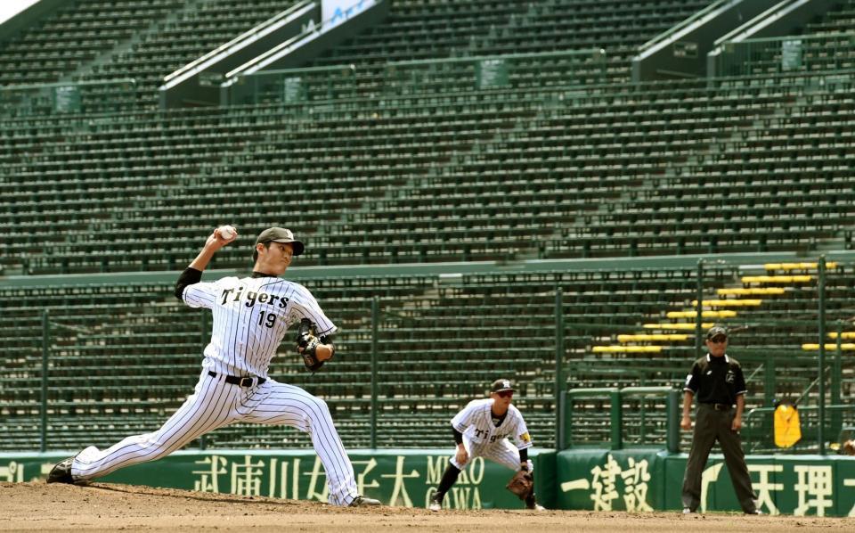 観衆のいないスタンドを背に投げ込む阪神・藤浪晋太郎＝甲子園（撮影・田中太一）