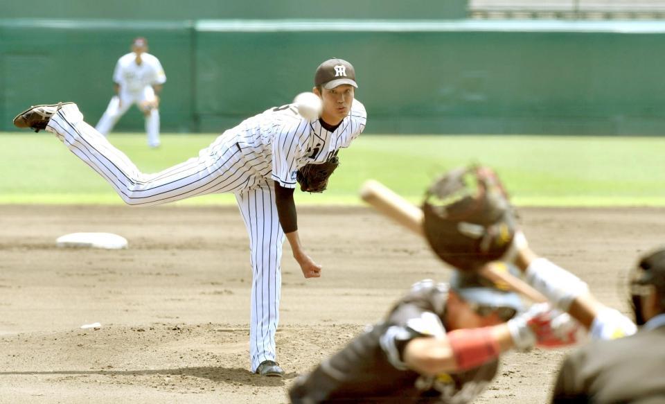 ２回、打者・ソフトバンク・真砂に頭上近くに投げ込む阪神・藤浪晋太郎＝甲子園（撮影・田中太一）