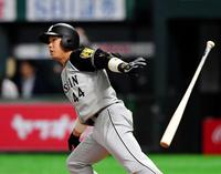 ５回阪神１死、左越えにソロを放つ阪神・梅野隆太郎＝ヤフオクドーム（撮影・高部洋祐）