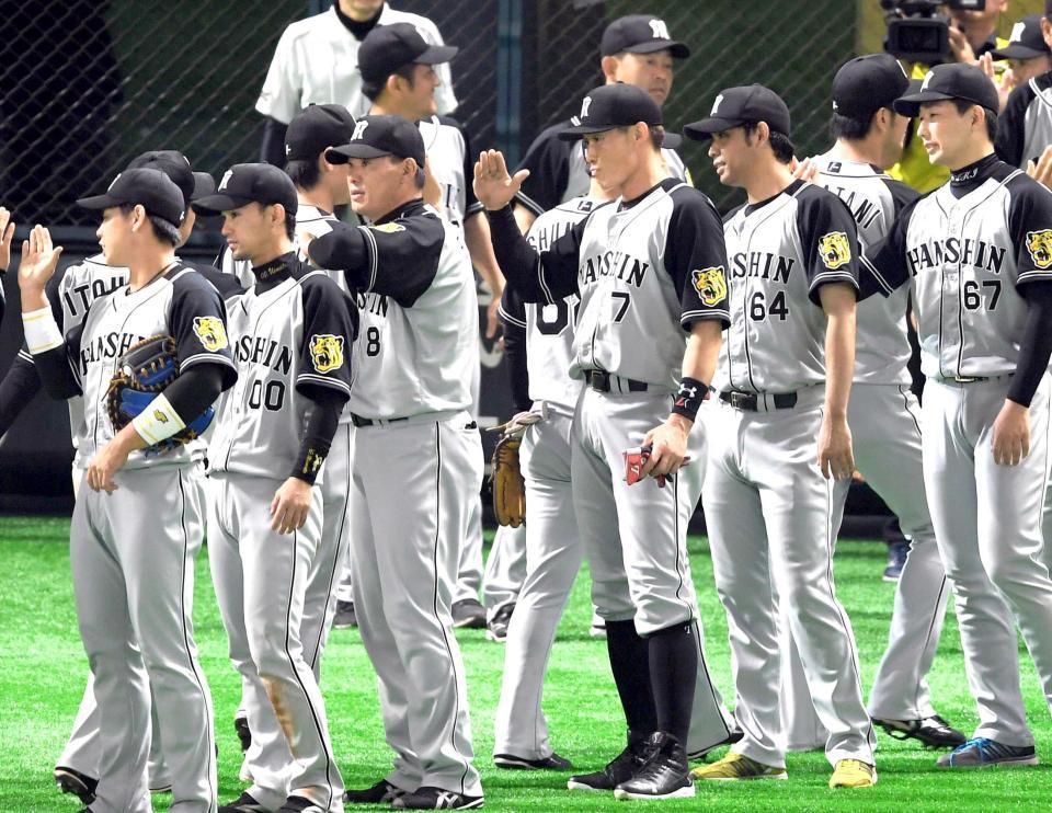 　ナインと勝利のハイタッチをかわす糸井（中央）ら（撮影・飯室逸平）