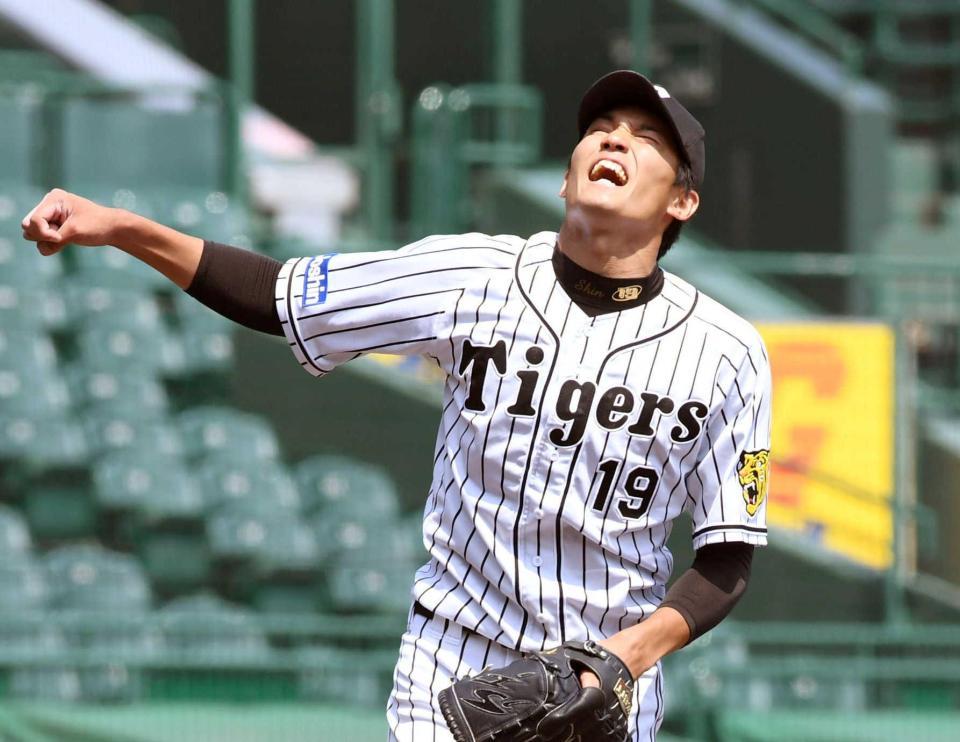 　５回、長谷川勇に四球を与え、悔しがる藤浪（撮影・田中太一）