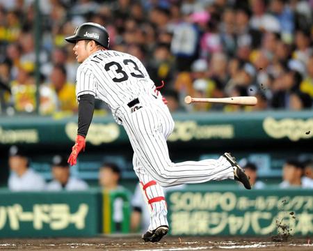 ７回、中越えに２点適時打を放つ阪神・糸原健斗＝甲子園（撮影・北村雅宏）