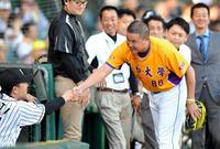 始球式を終え、阪神・久慈照嘉コーチ（左）と握手を交わす郭李建夫氏＝甲子園（撮影・高部洋祐）